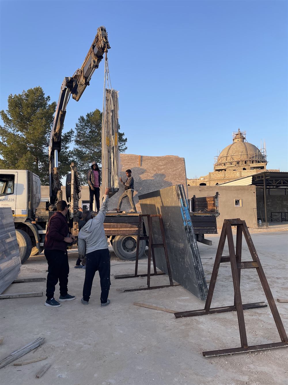رفع ألواح الرخام بالرافعة